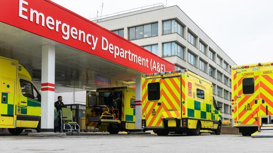 NHS apeluje o zatrzymanie lekarzy odchodzących na emeryturę