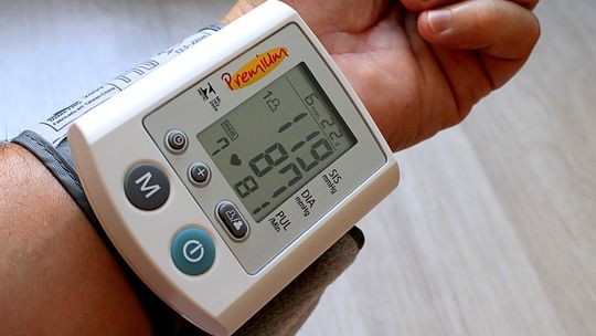 NHS zachęca osoby w wieku powyżej 40 lat do regularnych badań ciśnienia krwi