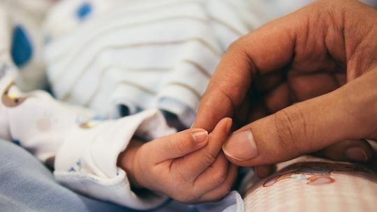 Noworodek poważnie zachorował po porodzie, matka walczy o badania dla ciężarnych