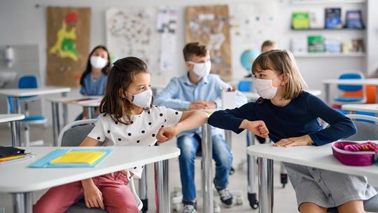 Nowy rok szkolny - w wielu krajach uczniowie i nauczyciele testowani na obecność koronawirusa