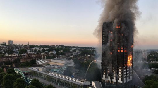Ocaleni z pożaru Grenfell Tower chcą kary dla strażaków