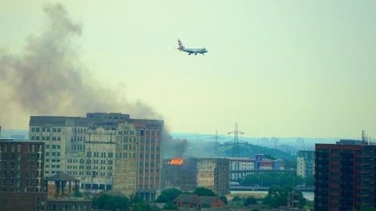 Ogromny pożar w Londynie, samoloty latały w kłębach dymu 