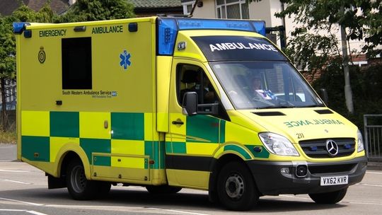 Pacjent zaatakował sanitariusza w ambulansie – materiał video
