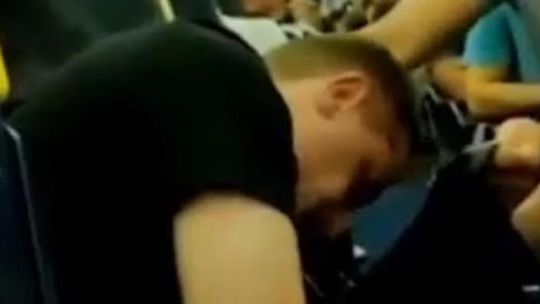 Para Polaków nagrała film z koszmarnego lotu Ryanair'em (video)