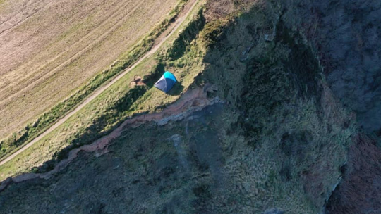 Para z dzieckiem rozbiła namiot na krawędzi klifu, finał biwaku mógł być tragiczny