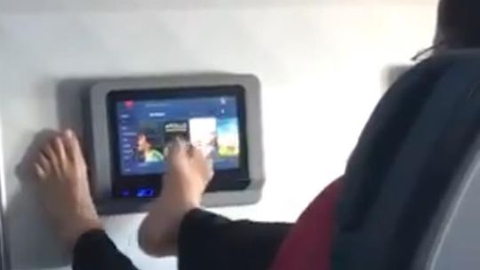 Pasażer z lenistwa używał stóp do obsługi ekranu dotykowego