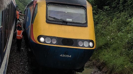 Pasażerowie utknęli w pociągu przez zalane tory