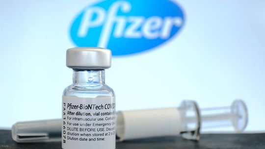 Pfizer: jeśli zajdzie potrzeba, opracujemy szczepionkę dedykowaną nowemu wariantowi w ok. 100 dni