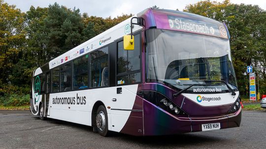 Pierwszy w Wielkiej Brytanii pełnowymiarowy autonomiczny autobus zaczął wozić pasażerów