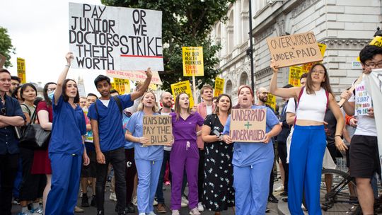 Początkujący lekarze i lekarze konsultanci rozpoczęli trzydniowy strajk