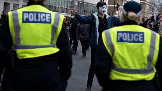 Policja złamała przepisy podczas protestów w Londynie i w Bristolu 