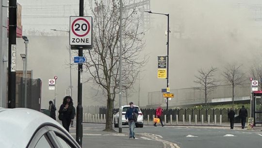 Policjanci z wydziału do walki z terroryzmem ustalają przyczynę pożaru, który unieruchomił lotnisko Heathrow