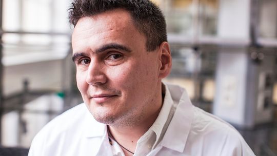 Polski naukowiec wyodrębnił enzym kluczowy w walce z koronawirusem
