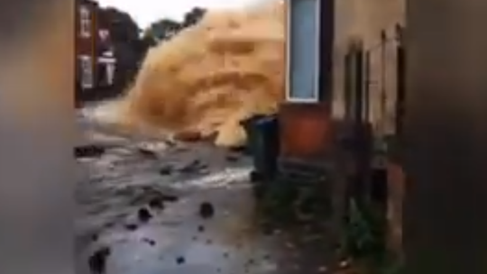 Powódź wskutek awarii wodociągu -video