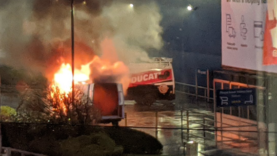 Pożar furgonetki na parkingu Ikei
