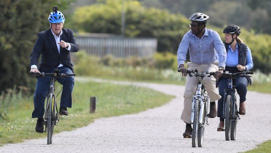 Premier wybrał się na przejażdżkę rowerową po Parku Olimpijskim, złamał przepisy covid’owe?