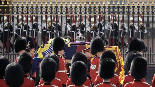 Procesja żałobna z trumną Królowej przeszła z Pałacu Buckingham do Westminster Hall