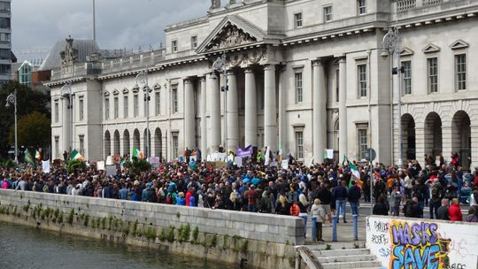 Protesty w Irlandii przeciwko restrykcjom koronawirusowym