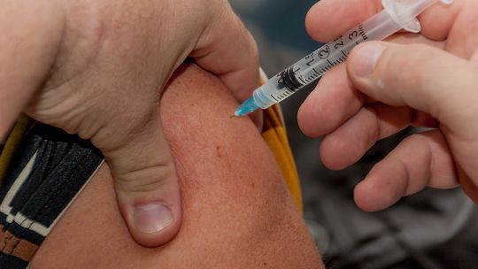 Public Health England odradza podawania dwóch dawek szczepionki na Covid-19 od różnych producentów 