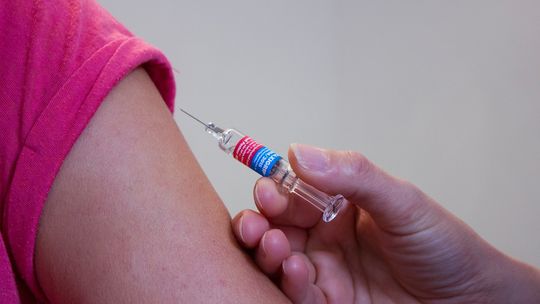 Ruszają zapisy na bezpłatne szczepienia przeciwko koronawirusowi