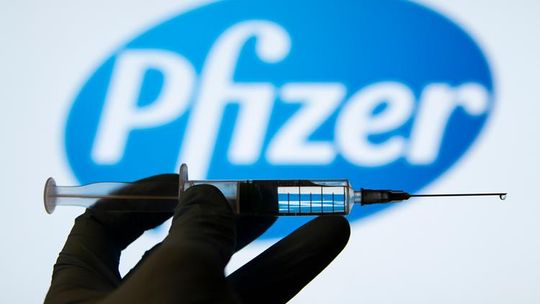Rząd W. Brytanii zamówił dodatkowe 60 mln dawek szczepionki Pfizer/BioNTech