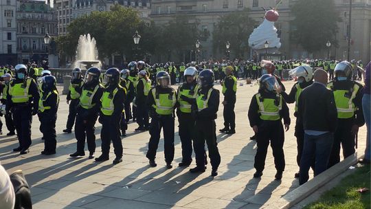 Setki ludzi protestowały przeciw ograniczeniom związanym z epidemią