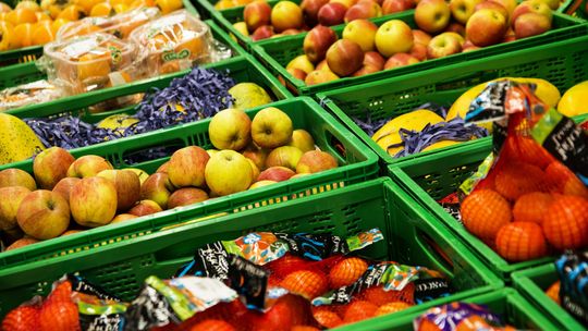 Sieci supermarketów Asda i Morrisons zniosły ograniczenia w sprzedaży niektórych owoców i warzyw