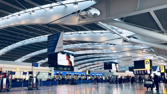 Skanery bagażu 3D na lotniskach w UK do 2022 roku