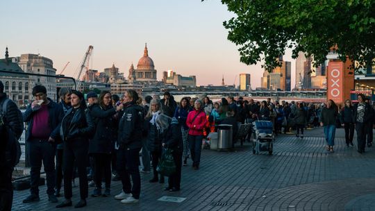 Służby proszą ludzi o niedołączanie do kolejki do Westminster Hall