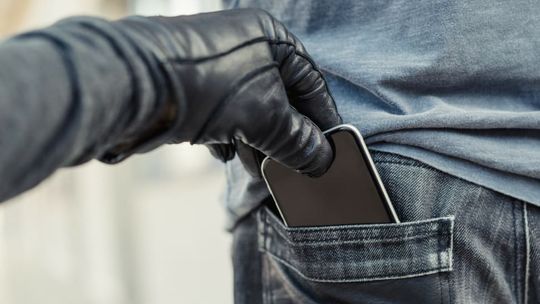 Spadła liczba przestępstw polegających na wyrwaniu telefonu na ulicy