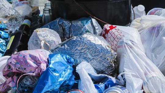 Stos śmieci zalega na ulicy od miesiąca