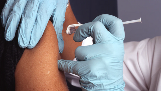 Szczepionka Novavax ma ponad 89 % skuteczności w testach w Wielkiej Brytanii