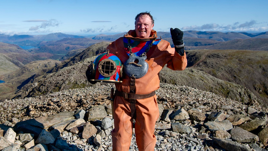 Three Peaks Challenge w kombinezonie nurka głębinowego