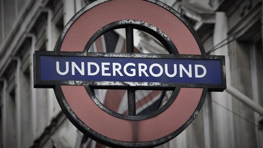 Tłok w metrze i brak masek na twarzy – Londyńczycy wrócili do pracy