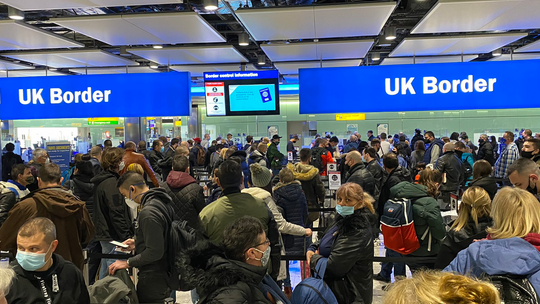Tłumy na lotnisku Heathrow – zachowanie dystansu społecznego niemożliwe 