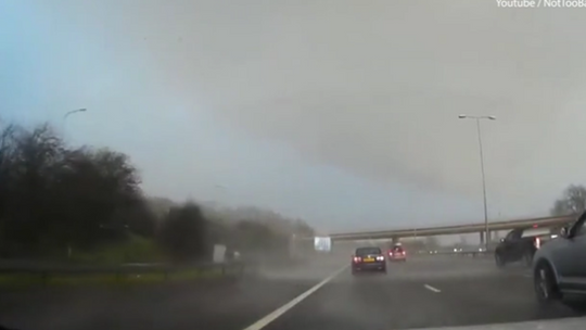 Tornado przeszło przez Chertsey w Anglii