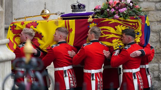 Trumna Królowej dotarła do Westminster Abbey, trwa nabożeństwo pogrzebowe