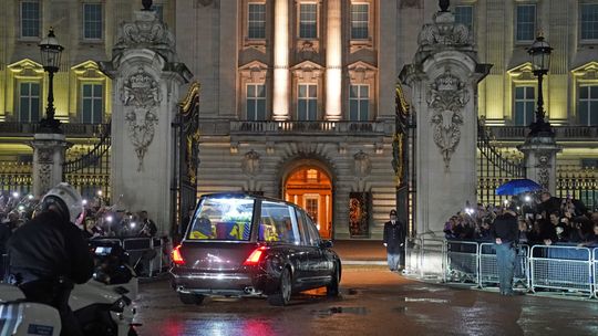 Trumna z Królową spoczęła w Buckigham Palace