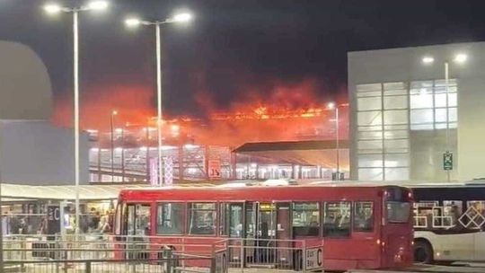 Trwa szacowanie strat po wczorajszym pożarze wielopoziomowego parkingu na lotnisku Luton