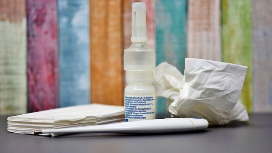 UK: Ruszyły badania kliniczne sprayu do nosa zabijającego koronawirusa