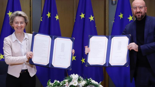 Umowa handlowa podpisana przez przedstawicieli UE, kolej na Londyn