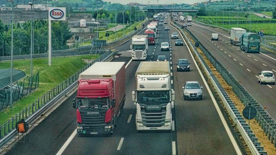Uwaga kierowcy – wyprzedzanie ciężarówek na brytyjskich drogach może się nieco wydłużyć