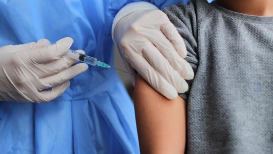 W. Brytania: dzieci w wieku 12-17 lat po COVID-19 należy szczepić po 12. tygodniach