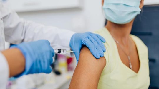 W. Brytania: ponad 2 mln osób dostało dawkę przypominającą szczepionki przeciw Covid-19