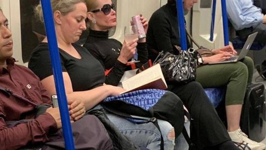 W metrze piła gin z kieliszka, jej zdjęcie robi furorę w sieci