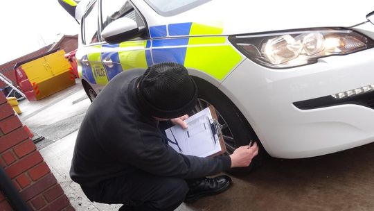 Wolontariusze dbają o policyjne samochody w hrabstwie South Yorkshire