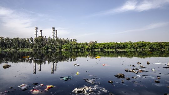 Wyciek chemikaliów na przedmieściach Londynu