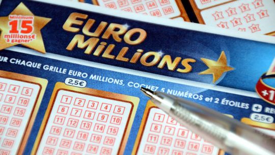 Wygrała fortunę w EuroMillions i rozdaje pieniądze potrzebującym