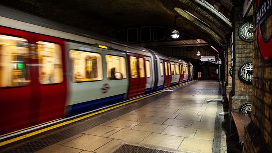 Wzrasta liczba podróży londyńskim metrem