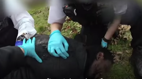 Zmarł po tym, jak policjanci zignorowali jego słowa: "I'm going to die" - video!